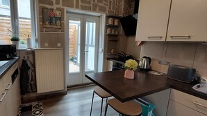 Eine moderne Küche mit einer zentralen Kochinsel, einer Mikrowelle, einem Wasserkocher und einem Toaster.