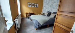 3 slaapkamers, een strijkplank/strijkijzer, gratis wifi, beddengoed