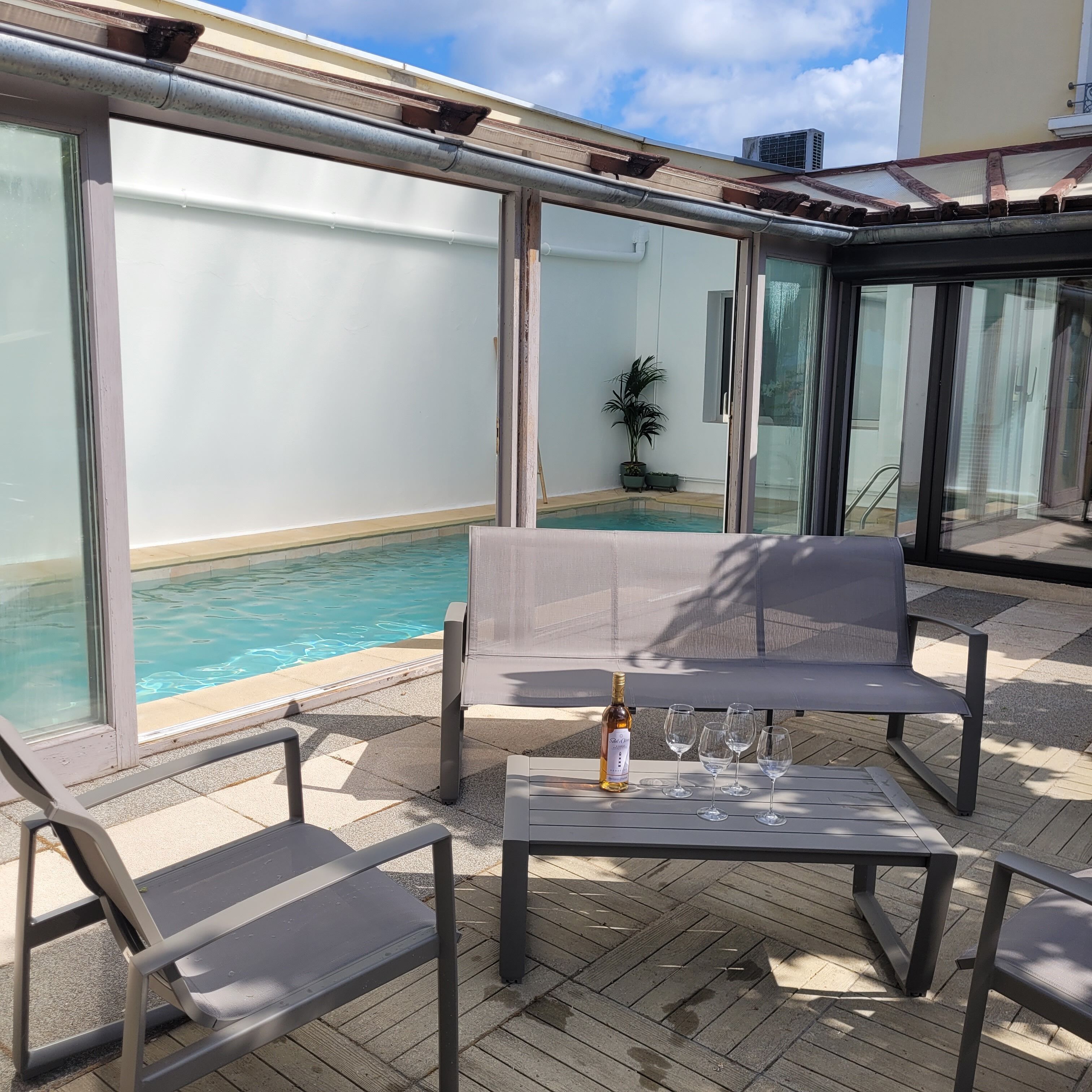 Una piscina cubierta, una piscina al aire libre de temporada