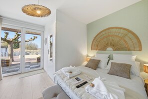 Double Room, Garden View - Chambre d'hôtes L'écrin fleuri  (ALLEREY-SUR-SAÔNE)