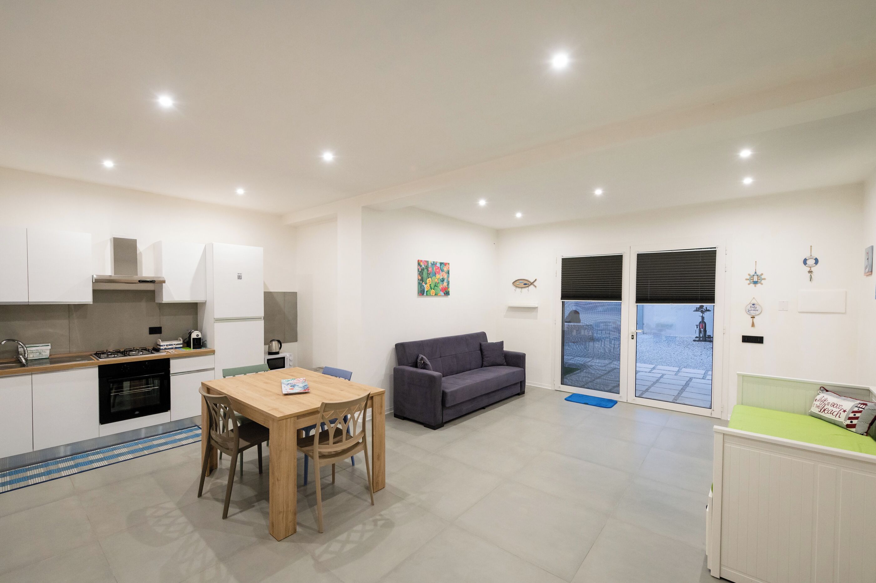 Full-size fridge, microwave, oven, stovetop