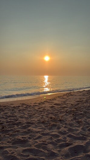 En la playa, arena blanca, toallas de playa, bar en la playa