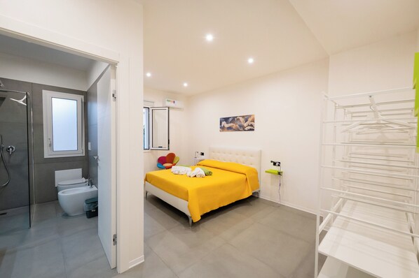 Luxe appartement, privézwembad, uitzicht op tuin | Luxe beddengoed, verduisterende gordijnen, een strijkplank/strijkijzer