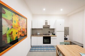 Luxe appartement | Privékeuken | Een koelkast/vriezer, een magnetron, een oven, een kookplaat