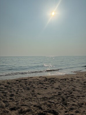 Aan het strand, wit zand, strandlakens, een strandbar