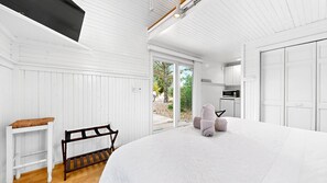 4 bedrooms, desk, iron/ironing board, free WiFi - Salty Dolphin by Bayley Vacation Rentals (Scarborough)