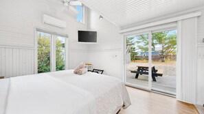 4 bedrooms, desk, iron/ironing board, free WiFi - Salty Dolphin by Bayley Vacation Rentals (Scarborough)