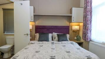 2 kamar tidur dan didekorasi berbeda-beda