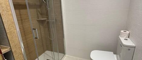 シャワー、ヘアドライヤー、ビデ、タオル