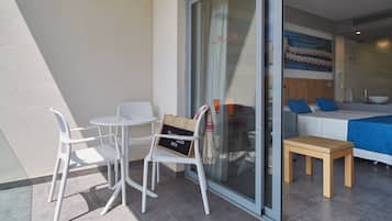Estudio superior, balcón | Restaurante al aire libre