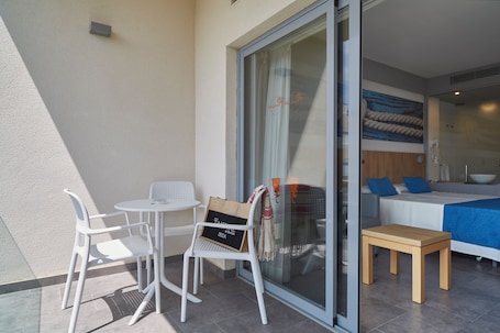 Estúdio superior, sacada | Opções para refeição ao ar livre. INVISA HOTEL CASA LUIS