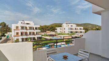 Premium-Apartment, Balkon, Poolblick | Speisen im Freien