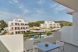 Premium-Apartment, Balkon, Poolblick | Speisen im Freien