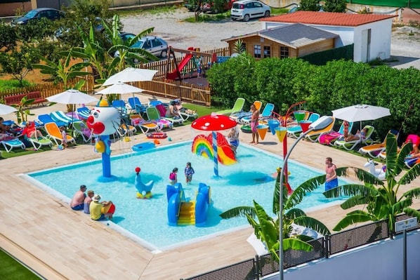 3 Außenpools, geöffnet von 10:00 Uhr bis 18:00 Uhr, Sonnenschirme