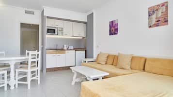 Apartamento Premium, balcón, vistas a la piscina | Zona de estar