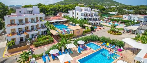 3 outdoor pools, open 10:00 AM to 6:00 PM, pool umbrellas, sun loungers