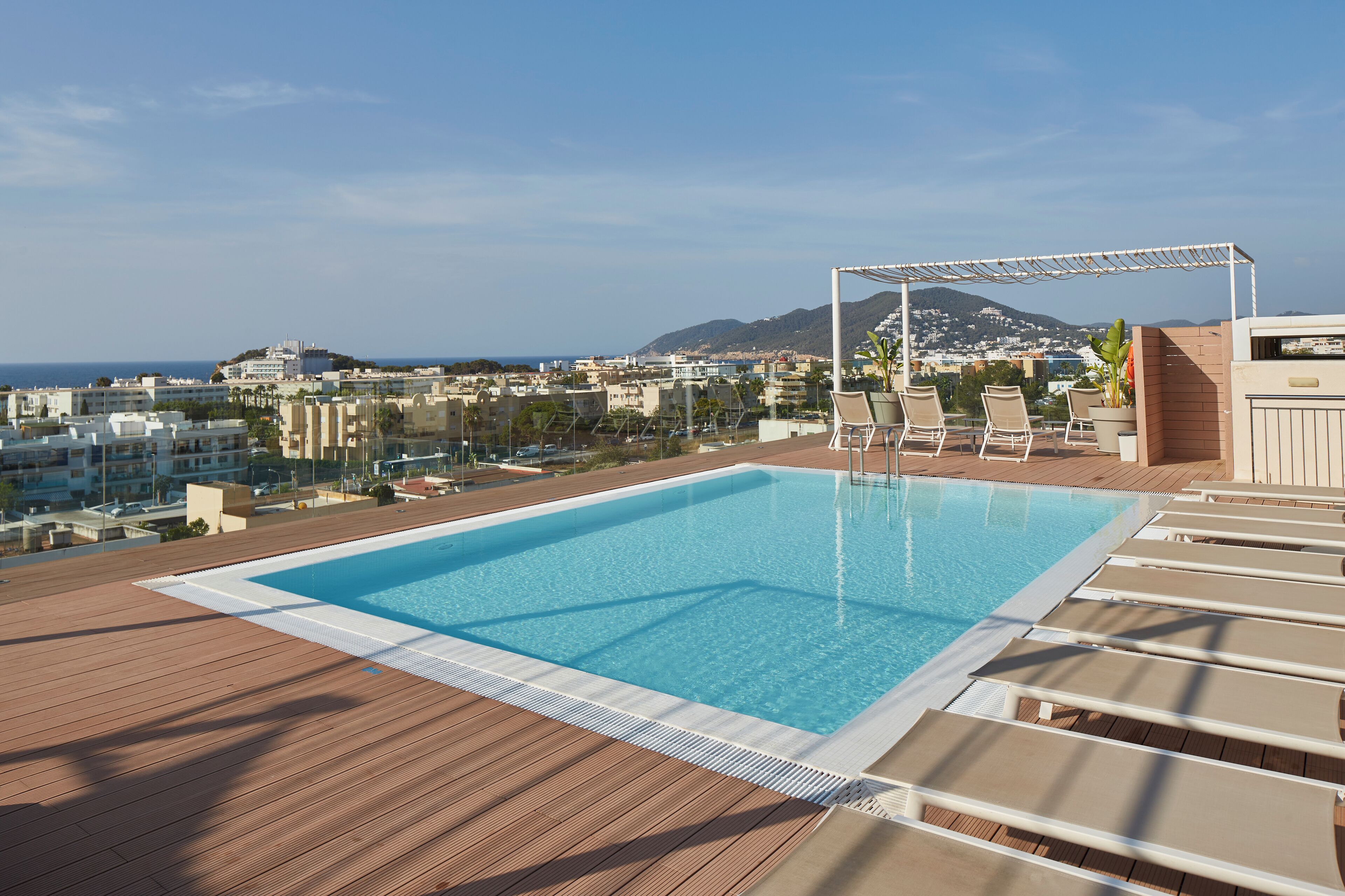 3 piscines extérieures, parasols de plage, chaises longues