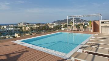 3 piscines extérieures, parasols de plage, chaises longues