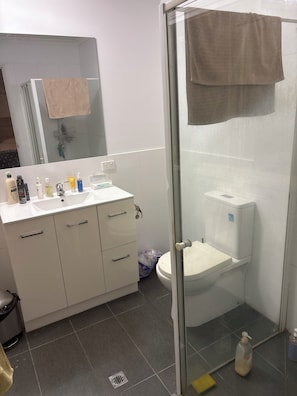 Shower, towels, toilet paper - Fantastic location townhouse close to beaches , shops , bus stop (Runaway Bay)