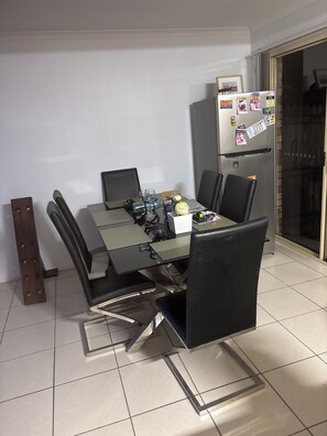 Dining - Fantastic location townhouse close to beaches , shops , bus stop (Runaway Bay)