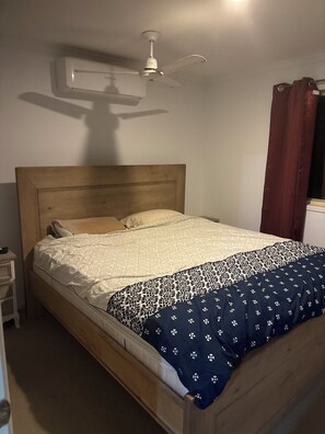2 bedrooms, iron/ironing board, WiFi, bed sheets - Fantastic location townhouse close to beaches , shops , bus stop (Runaway Bay)