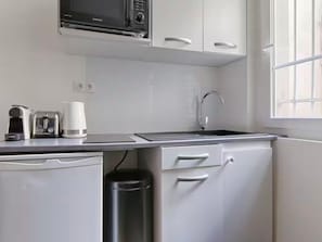 Wasserkocher mit Kaffee-/Teezubehör, Kühlschrank, Mikrowelle, Ofen
