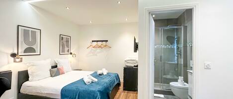 Een strijkplank/strijkijzer, gratis wifi, beddengoed