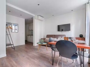 TV - UrbanFlat 203 - 249 Saint Denis SD1 (París)