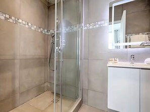 Shower, towels - UrbanFlat 203 - 249 Saint Denis SD1 (París)
