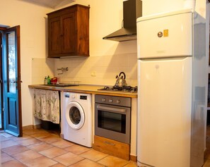 Fridge, oven, stovetop, coffee/tea maker