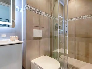 Shower, hair dryer, towels - UrbanFlat 206 - 249 Saint Denis SD1 (París)