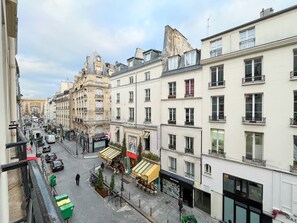 A street view with buildings, a café, and a sign for 'Loudness'. - UrbanFlat 206 - 249 Saint Denis SD1 (París)