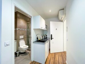 Een koelkast, een microgolfoven, een oven