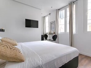 Tabla de planchar con plancha, wifi gratis y ropa de cama 