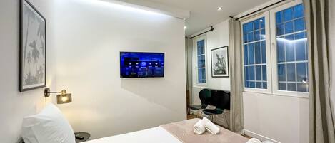 Tabla de planchar con plancha, wifi gratis, ropa de cama