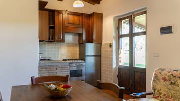 Fridge, oven, stovetop, coffee/tea maker