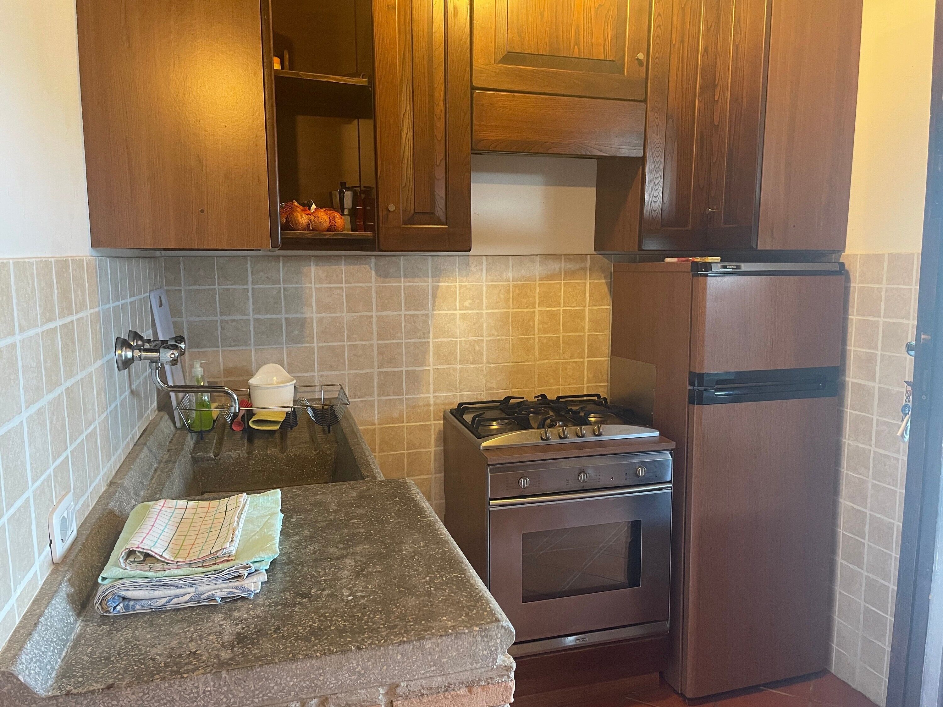 Kjøleskap, ovn, kokeplater og kaffetrakter/tekoker