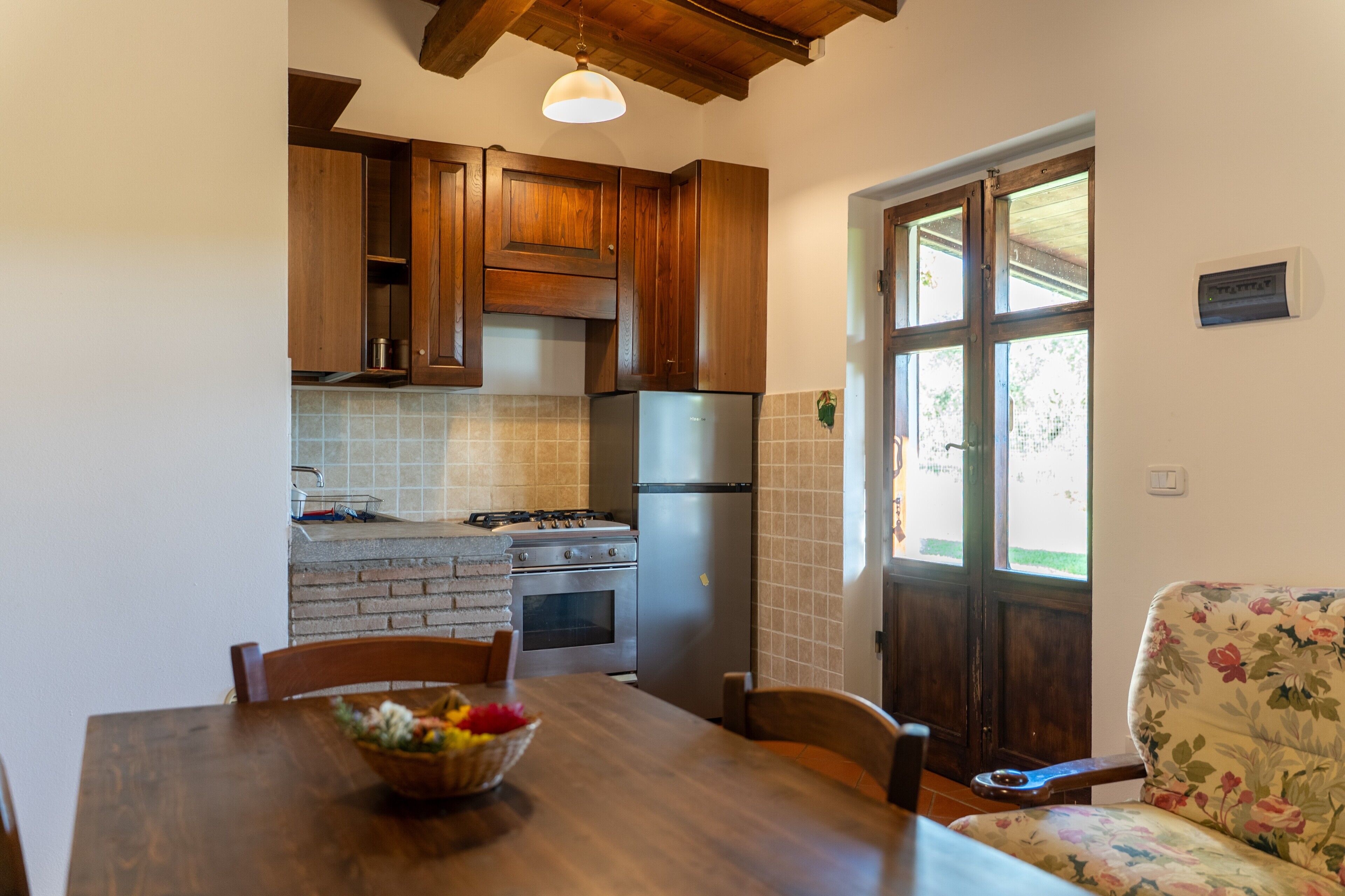 Fridge, oven, stovetop, coffee/tea maker