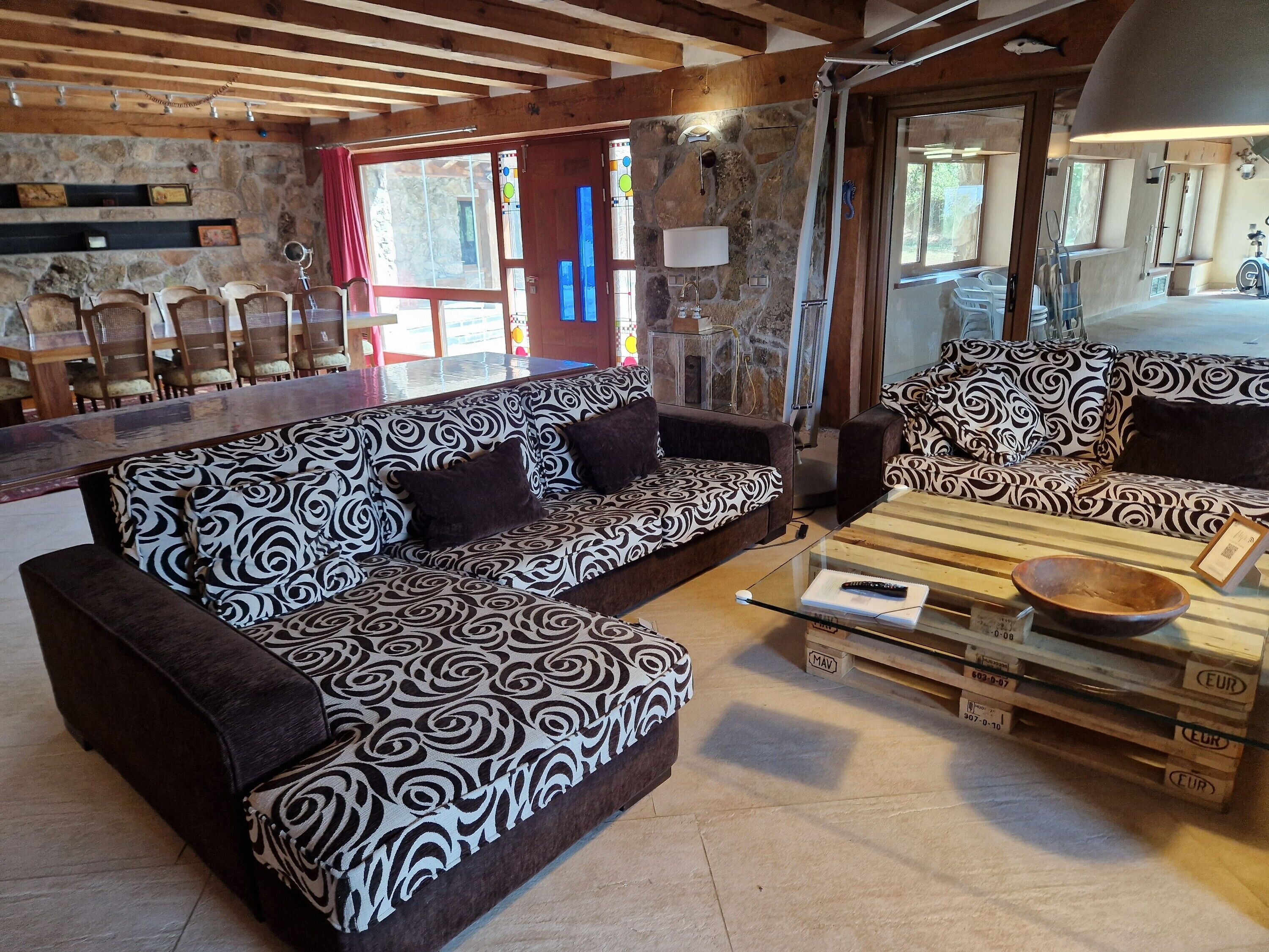 Televisie, een open haard, videospelletjes en een dvd-speler