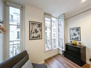 TV - UrbanFlat 209 - 249 Saint Denis SD1 (París)