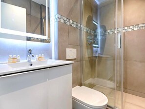 Shower, hair dryer, towels - UrbanFlat 209 - 249 Saint Denis SD1 (París)