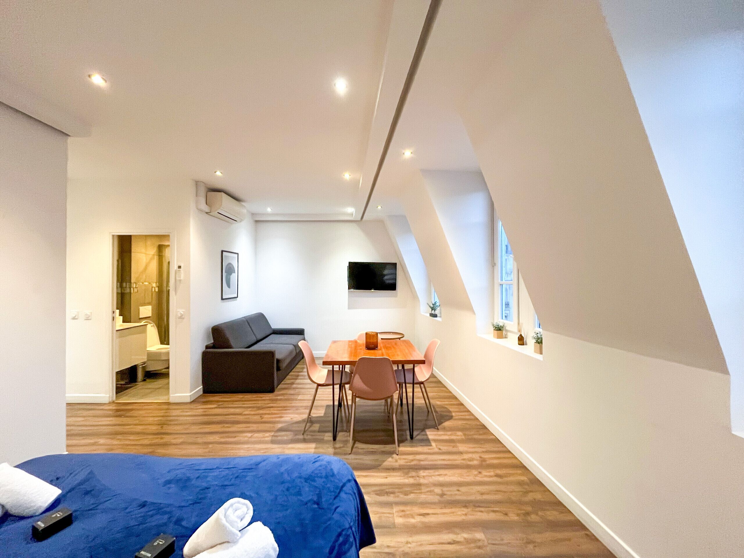 Iron/ironing board, free WiFi, bed sheets