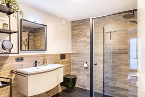 Een douche, een haardroger, handdoeken