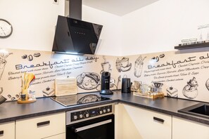 Frigorifero, microonde, forno, piano cottura