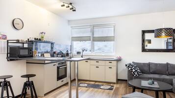 Kühlschrank, Mikrowelle, Ofen, Herdplatte