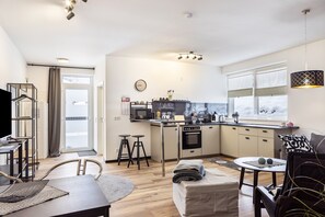Kühlschrank, Mikrowelle, Ofen, Herdplatte