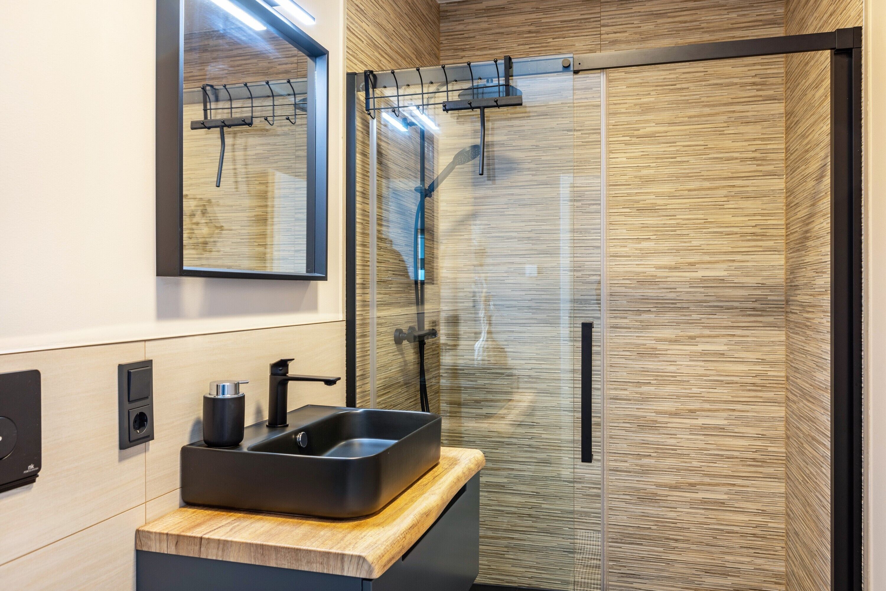 Shower, hair dryer, towels