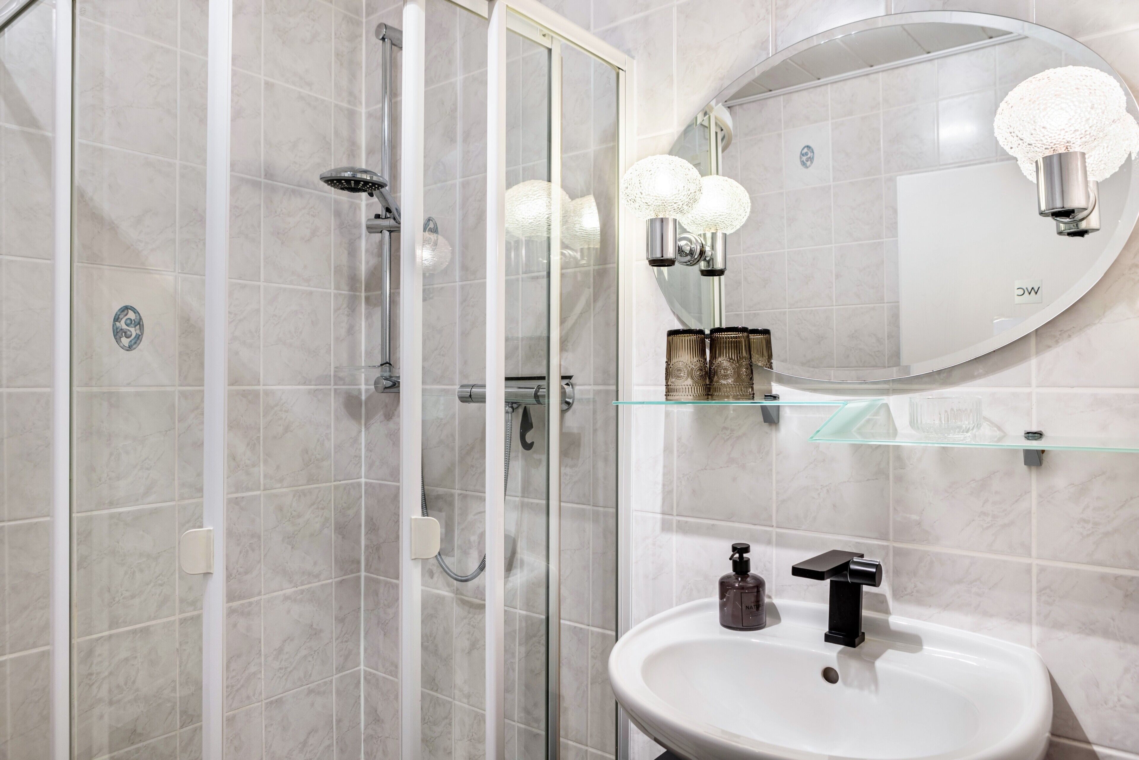 Dusche, Haartrockner, Handtücher