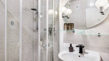 Dusche, Haartrockner, Handtücher