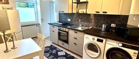 Kühlschrank, Mikrowelle, Ofen, Herdplatte